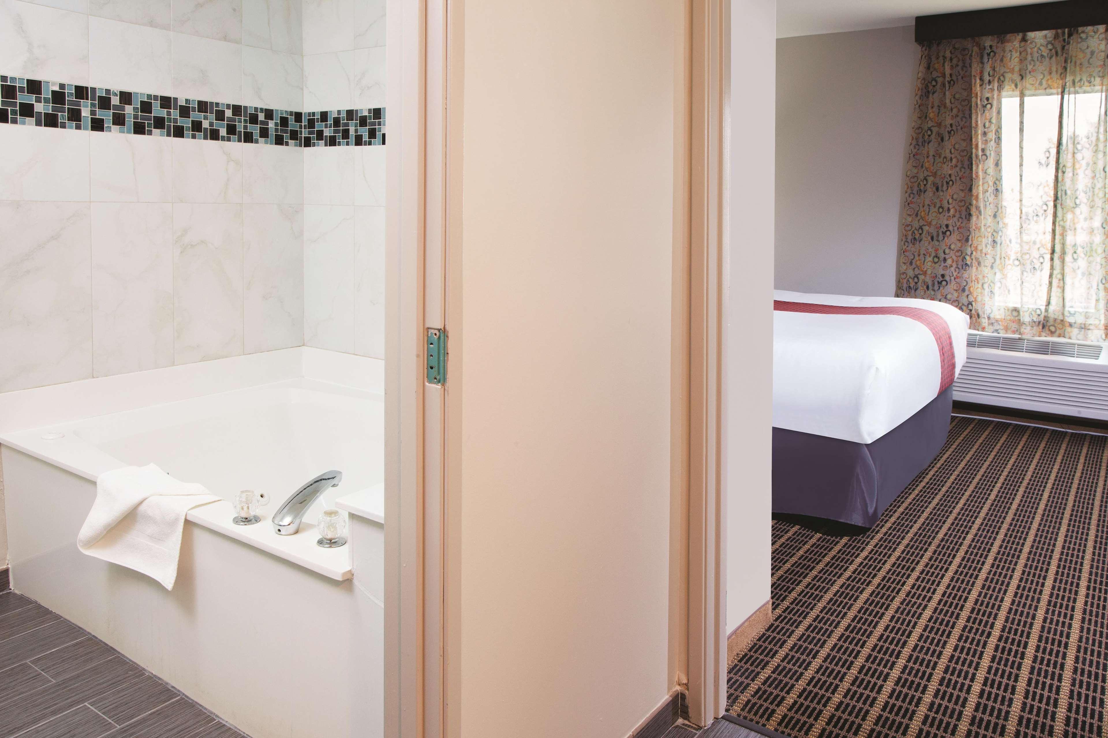 La Quinta By Wyndham Rockford Hotel Bagian luar foto