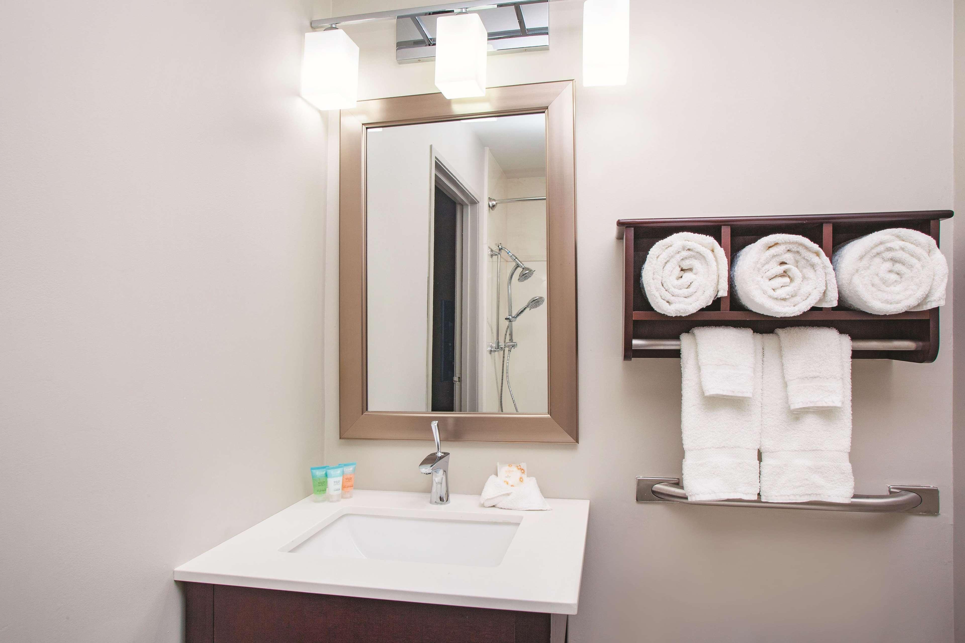 La Quinta By Wyndham Rockford Hotel Bagian luar foto